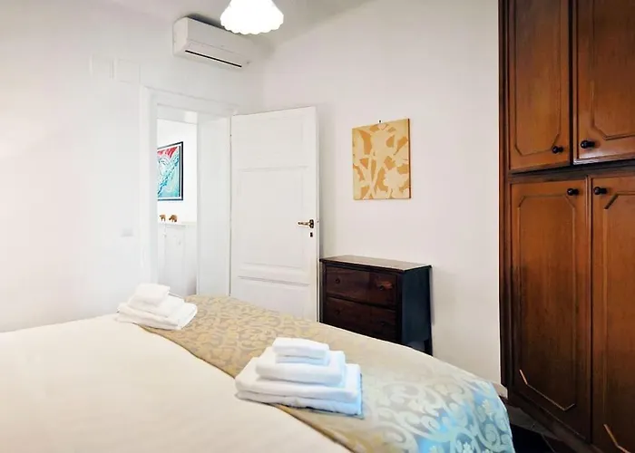 Near Colosseum By Varental 2br + 1sb Appartamento